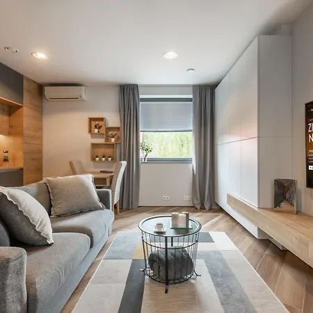 Apartment Bast 98: Klimatyzacja Near Matki Polki Hospital *